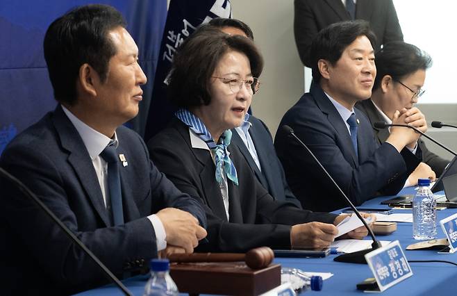 추미애 더불어민주당 경기지사 후보가 지난달 27일 경기 안성시 김보라 안성시장 후보 선거 사무소에서 열린 현장 최고위원회의에서 발언하고 있다. 안성=윤창빈 기자