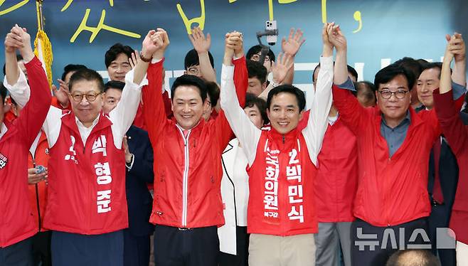 [부산=뉴시스] 하경민 기자 = 장동혁 국민의힘 대표와 송언석 원내대표가 10일 부산 북구의 한 건물에서 열린 박민식 부산 북구갑 국회의원 보궐선거 후보 선거사무소 개소식에 참석, 박 후보 등과 손을 들고 인사하고 있다. 2026.05.10. yulnetphoto@newsis.com