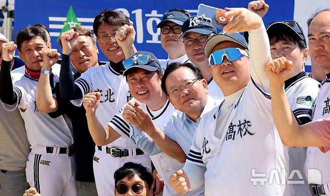 [대구=뉴시스] 이무열 기자 = 김부겸 더불어민주당 대구시장 예비후보가 10일 대구 수성구 경북고등학교에서 열린 제52회 경맥제를 찾아 동문들과 셀카를 찍고 있다. 2026.05.10. lmy@newsis.com