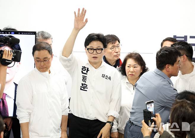 [부산=뉴시스] 최진석 기자 = 한동훈 무소속 6·3 국회의원 부산 북갑 보궐선거 후보가 10일 부산 북구 선거 캠프에서 열린 개소식에서 인사하고 있다. 2026.05.10. myjs@newsis.com