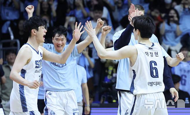 [부산=뉴시스] 최진석 기자 = 소노 이정현이 10일 부산사직실내체육관에서 열린 2025~2026시즌 LG전자 프로농구 챔피언결정전 고양 소노와 부산 KCC의 4차전에서 81대80으로 승리 뒤 동료들과 기뻐하고 있다. 2026.05.10. myjs@newsis.com