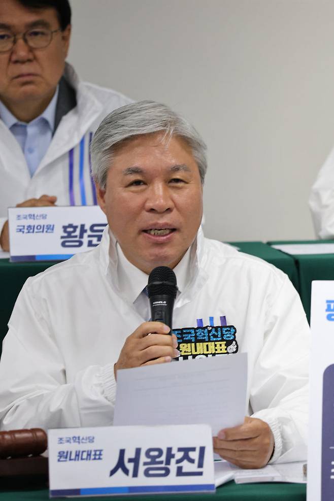 [서울=뉴시스] 김근수 기자 = 서왕진 조국혁신당 원내대표가 10일 경기 평택시 고덕STV 지식산업센터에서 열린 현장의총에서 발언하고 있다. (사진= 조국혁신당 제공) 2026.05.10. photo@newsis.com *재판매 및 DB 금지