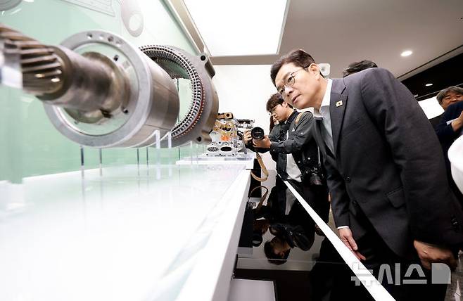 [서울=뉴시스] 국회사진기자단 = 정원오 더불어민주당 서울시장 후보가 11일 서울 마포구 LG사이언스파크를 방문해 LG이노베이션 갤러리를 둘러보고 있다.정 후보는 이날 구로·가산 디지털단지 일대의 피지컬 AI(인공지능) 실증경제 중심지 육성 등 내용이 담긴 'AI G2 서울' 공약을 발표했다. 2026.05.11. photo@newsis.com