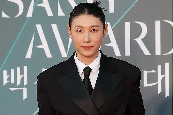 제62회 백상예술대상 방송 예능상 후보에 오른 전 배구선수 김연경이 8일 서울 강남구 코엑스에서 열리는 시상식 레드카펫 행사에서 포즈를 취하고 있다. 연합뉴스