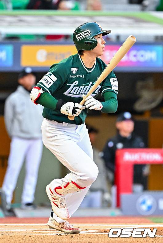 [OSEN=인천, 민경훈 기자] 24일 오후 인천 SSG랜더스필드에서 ‘2026 신한 SOL Bank KBO리그' SSG 랜더스와 KT 위즈의 경기가 진행됐다.이날 SSG는 김건우를, KT는 보쉴리를 선발투수로 내세웠다.1회말 SSG 선두타자 박성한이 우중간 2루타를 때리고 있다. 2026.04.24 / rumi@osen.co.kr