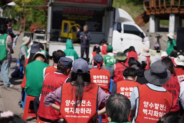 ▲기후정의동맹, 풍천리 양수발전소 반대대책위원회 등이 9일 오후 강원 홍천 풍천리 마을회관 옆 마당에서 '풍천리를 지키는 나무들' 시민행동 집회를 열었다. ⓒ프레시안(손가영)