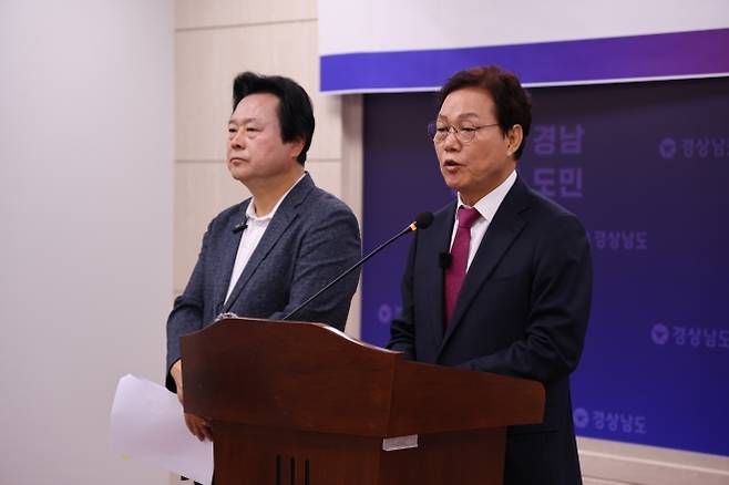 국민의힘 박완수(오른쪽) 경남도지사 후보와 강기윤 창원시장 후보. 2026.5.7. 박완수 후보 캠프 제공