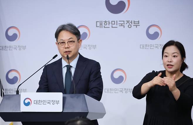 공무원 5급 조기승진제 도입 - 김성훈 인사혁신처 차장이 11일 서울 종로구 정부서울청사 별관에서 5급 조기승진제와 전문가 공무원 확대를 골자로 하는 공무원임용령 개정안 등을 입법예고한다고 밝히고 있다. 정부는 올해부터 업무성과가 뛰어난 6급 공무원을 5급으로 신속하게 특별승진임용하기 위한 5급 조기승진제를 도입한다. 연합뉴스