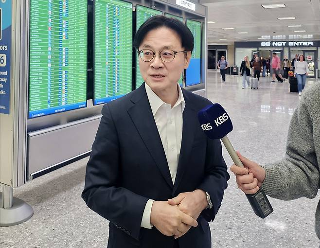 김정관 산업통상부 장관이 지난 6일(현지 시간) 미국 덜레스국제공항에서 취재진의 질문에 답하고 있다. 연합뉴스