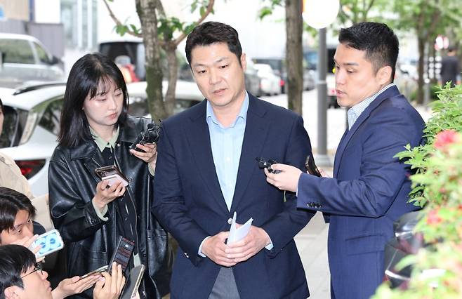 최재훈 대전지검 중요경제범죄조사단 부장검사(가운데)가 11일 경기도 과천에 마련된 권창영 2차 종합특별검사팀 사무실에 김건희 여사의 도이치모터스 주가조작 등의 혐의 사건과 관련해 참고인으로 출석하고 있다. ⓒ연합뉴스
