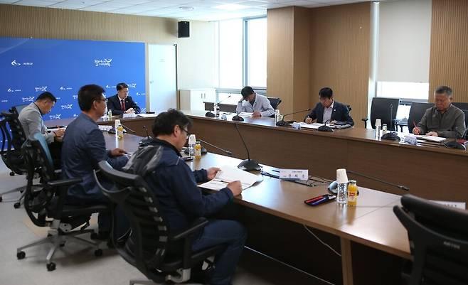 지난 8일 군청 대외협력실에서 유재영 부군수와 수행기관인 전북대학교 산학협력단 등이 참석한 가운데 '서천 마량리 동백나무숲 관리방안 수립용역' 착수보고회를 개최했다. ⓒ서천군 제공