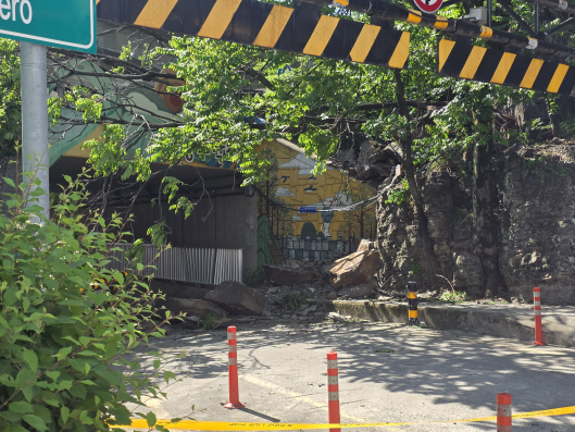 8일 대구 남구 봉덕동 한 지하도 옆 경사로로 대형 암석이 떨어져 이 곳을 산책하던 50대 남성이 떨어진 암석에 깔려 숨지는 사고가 발생했다. ⓒ대구안실련