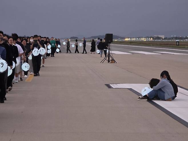 추석 당일인 지난해 10월6일 오후 전남 무안군 무안국제공항에서 12·29 무안공항 제주항공 여객기 참사 유가족들이 유등 행사를 진행하고 있다. ⓒ시사저널 이태준