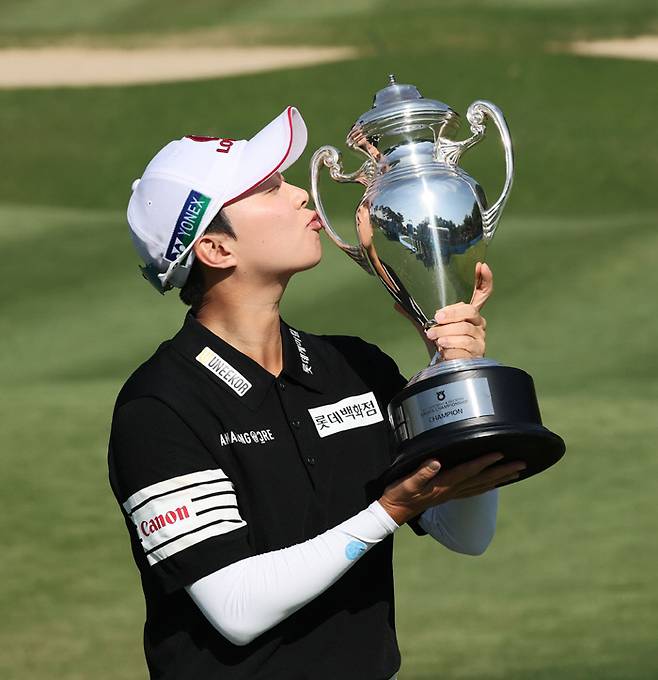 김효주가 10일 경기 용인시 수원 컨트리클럽 뉴코스에서 열린 NH투자증권 레이디스 챔피언십에서 우승한 후 트로피에 입을 맞추고 있다. KLPGA 제공