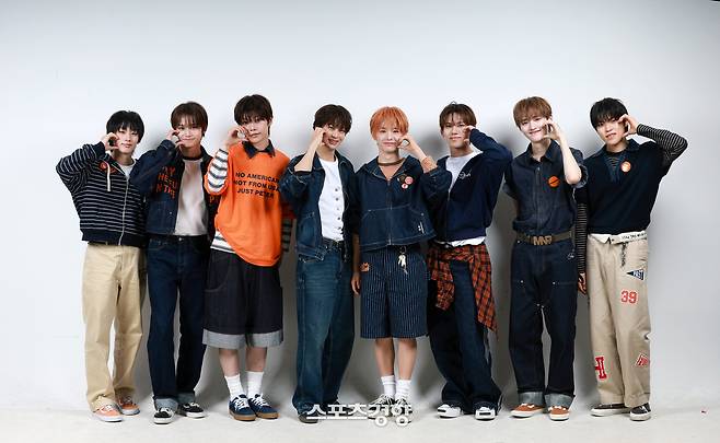 신인 보이그룹 유어즈(YUHZ)가 11일 스포츠경향과 인터뷰에 앞서 포즈를 취하고 있다. 왼쪽부터 하루토, 카이, 보현, 효, 세찬, 재일, 준성, 연태. 2026.5.11. 정지윤 선임기자