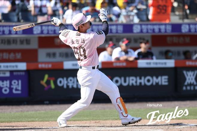 ▲ 올해 인상적인 펀치력을 보여주고 있는 허인서는 10일 비거리 137.4m짜리 대형 홈런으로 올 시즌 상승세를 이어 갔다 ⓒ한화이글스