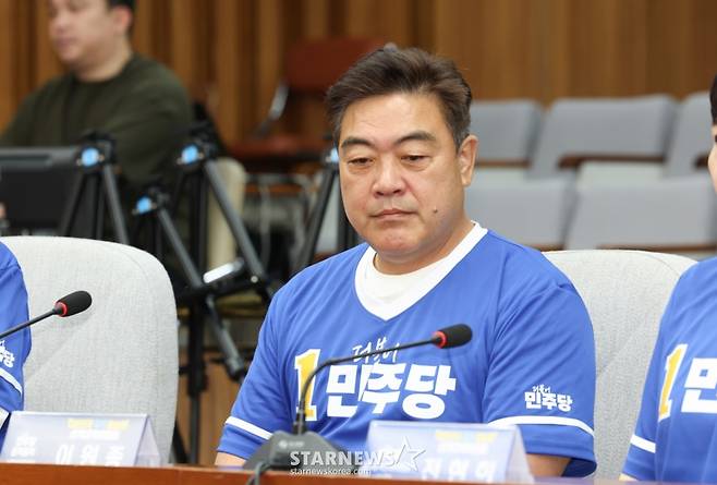 [서울=뉴시스] 김근수 기자 = 더불어민주당 골목골목 선대위원장으로 임명된 배우 이원종씨가 10일 오전 서울 여의도 국회에서 열린 '대한민국 국가 정상화' 더불어민주당 선거대책위원회에 참석해 있다. 2026.05.10. ks@newsis.com /사진=김근수