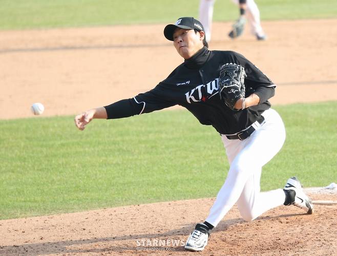 2026 신한 SOL Bank KBO리그 공식 개막전 LG 트윈스 대 KT 위즈 경기가 28일 서울 잠실야구장에서 열렸다.  KT 우규민이 역투하고 있다. /사진=김진경 kim.jinkyung@