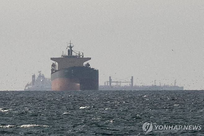 호르무즈 해협 인근을 항해하는 화물선 [로이터=연합뉴스 자료사진. 재판매 및 DB 금지]
