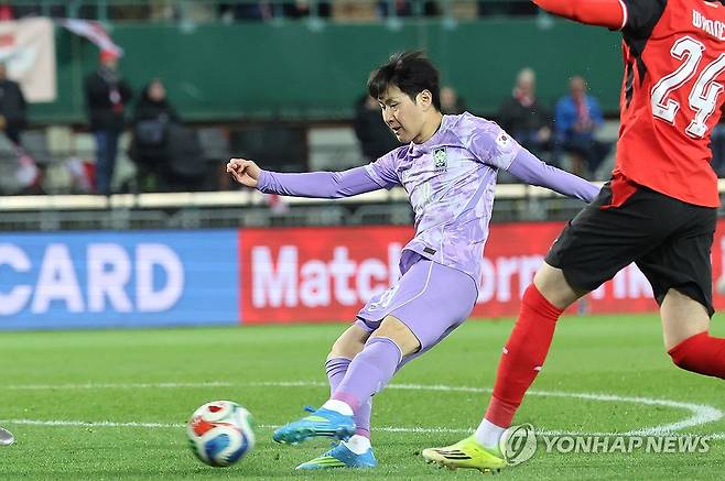 슛하는 이강인 (빈[오스트리아]=연합뉴스) 최재구 기자 = 31일(현지시간) 오스트리아 빈 에른스트 하펠 스타디움에서 열린 한국 축구 국가대표팀과 오스트리아의 평가전에서 이강인이 슈팅하고 있다. 2026.4.1 jjaeck9@yna.co.kr