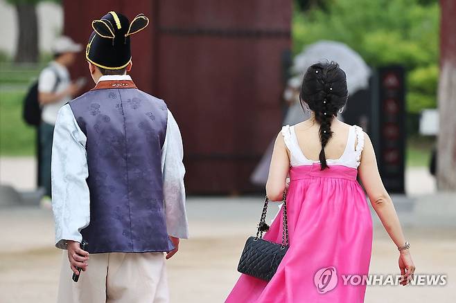 작년 7월 무더위 속에 한 관광객이 저고리를 벗은 채 경복궁을 구경하고 있다. [연합뉴스 자료사진]