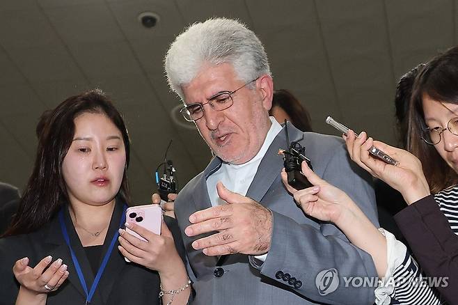 외교부 초치 후 청사 떠나는 주한이란대사 (서울=연합뉴스) 임화영 기자 = 사이드 쿠제치 주한이란대사가 10일 정부서울청사 외교부에 HMM 나무호 호르무즈해협 피격 사건 관련해 초치된 뒤 청사를 떠나고 있다. 2026.5.10 hwayoung7@yna.co.kr