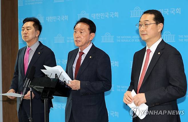 기자들 질문에 답하는 김석기 외교통일위원장 (서울=연합뉴스) 배재만 기자 = 국회 외교통일위원회 김석기 위원장(가운데)이 22일 국회 소통관에서 정동영 통일부 장관의 이른바 '북한 구성 소재 핵시설' 언급과 관련, 발언한 뒤 기자들의 질문에 답하고 있다. 왼쪽부터 외교통일위원회 국민의힘 김기현 의원, 김 위원장, 김 건 간사. 2026.4.22 scoop@yna.co.kr