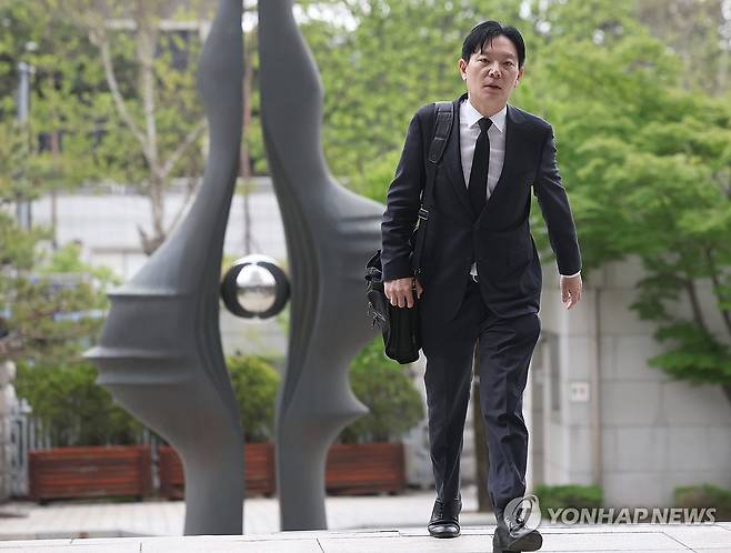 대검 온 박상용 검사 (서울=연합뉴스) 신준희 기자 = 11일 대검찰청이 감찰위원회를 열고 쌍방울 대북송금 수사 과정에서 '연어 술파티' 진술 회유 의혹이 제기된 박상용 인천지검 부부장 검사의 징계 여부를 심의할 것으로 알려진 가운데 박 검사가 대기를 위해 서초동 대검찰청 민원실로 들어가고 있다.
2026.5.11 hama@yna.co.kr