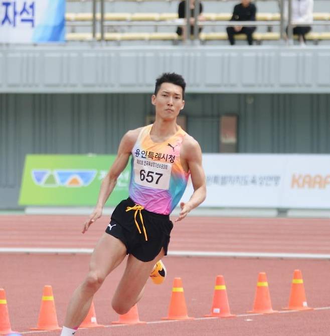 있는 힘을 다해 (정선=연합뉴스) 김경윤 기자 = 우상혁이 11일 강원도 정선종합운동장에서 열린 제80회 육상경기선수권대회 남자 높이뛰기에서 힘차게 도약하고 있다. 2026.5.11 cycle@yna.co.kr