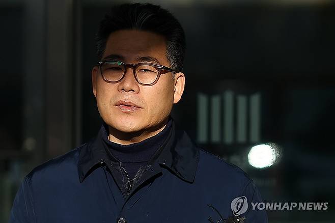 파견 종료 소회 밝히는 백해룡 경정 (서울=연합뉴스) 윤동진 기자 = 서울동부지검에 파견돼 3개월간 '세관 마약수사 은폐 의혹'을 수사한 백해룡 경정이 14일 서울동부지검 앞에서 파견 종료 관련 소회를 밝히고 있다. 2026.1.14 mon@yna.co.kr