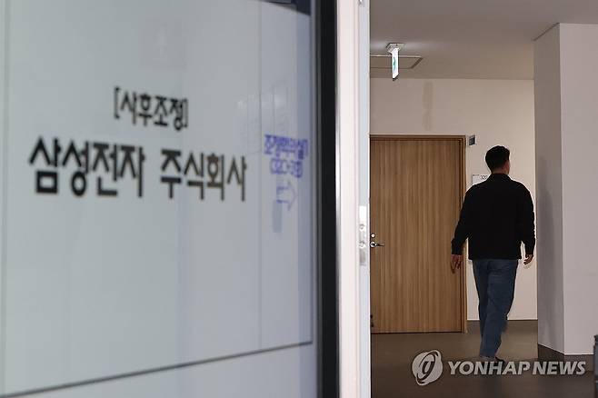 장시간 계속되는 삼성전자 노사 사후조정회의 (세종=연합뉴스) 김주성 기자 = 최승호 초기업노동조합 삼성전자 지부 위원장이 11일 정부세종청사 중앙노동위원회 제1조정회의실에서 열린 사후조정회의를 하던 중 잠시 나왔다가 들어가고 있다. 2026.5.11 utzza@yna.co.kr