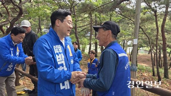 더불어민주당 박찬대 예비후보가 12일 덕적도에서 산책로 정비 작업을 하던 노인일자리 참여자를 만나 격려하고 있다. 2026.5.12 /김희연기자 khy@kyeongin.com