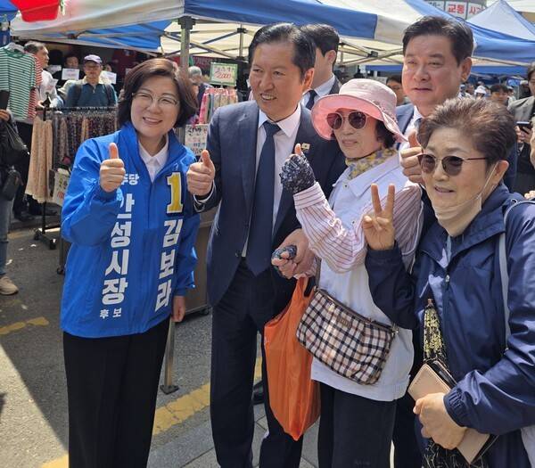 김보라 안성시장 후보가 안성을 방문한 정청래 더불어민주당 대표와 윤종군 국회의원 및 시민들과 기념촬영을 하고 있다. <김보라 안성시장 후보 선거사무소 제공>
