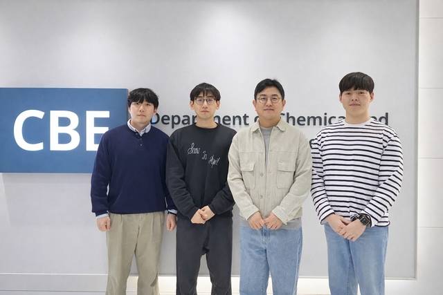 ▲(왼쪽부터) 조한빈 박사과정, 웬슈안 주 박사후 연구원, 서준기 교수, 김창환 석박사통합과정 (KAIST 제공)