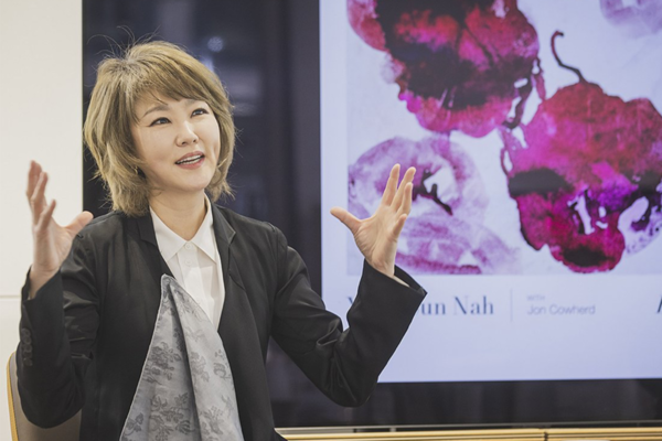 재즈 보컬리스트 나윤선이 서울 강남구에서 열린 정규 12집 '엘르'(Elles) 발매 기념 기자 간담회에서 발언하고 있다. 연합뉴스.
