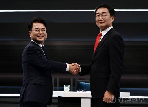 강원일보와 KBS춘천방송총국이 공동으로 주관한 춘천시장 후보자 초청 토론회가 12일 KBS춘천방송총국 교양스튜디오에서 열렸다. 더불어민주당 육동한 후보(왼쪽)와 국민의힘 정광열 후보(오른쪽)가 토론에 앞서 기념촬영을 하고 있다. 임도혁기자