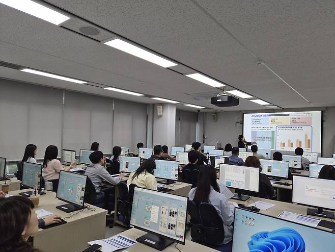 봉화군은 전산교육장에서 직원들을 대상으로 ‘2026년 봉화군 AI 역량강화 교육’을 하고 있다. /봉화군 제공