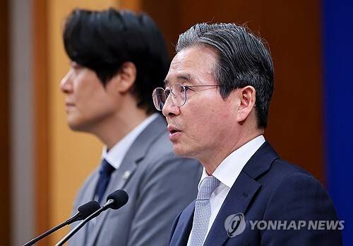 브리핑하는 김용범 청와대 정책실장. 연합뉴스