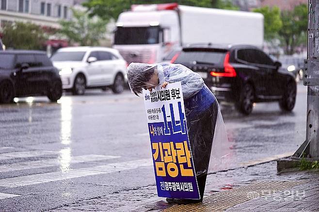 통합특별시의원에 출마하는 김광란(수완·하남·임곡·비아·첨단 1·2동) 후보가 12일 수완지구대 사거리에서 시민들에게 아침 인사를 건네는 모습. /김광란 후보&nbsp;