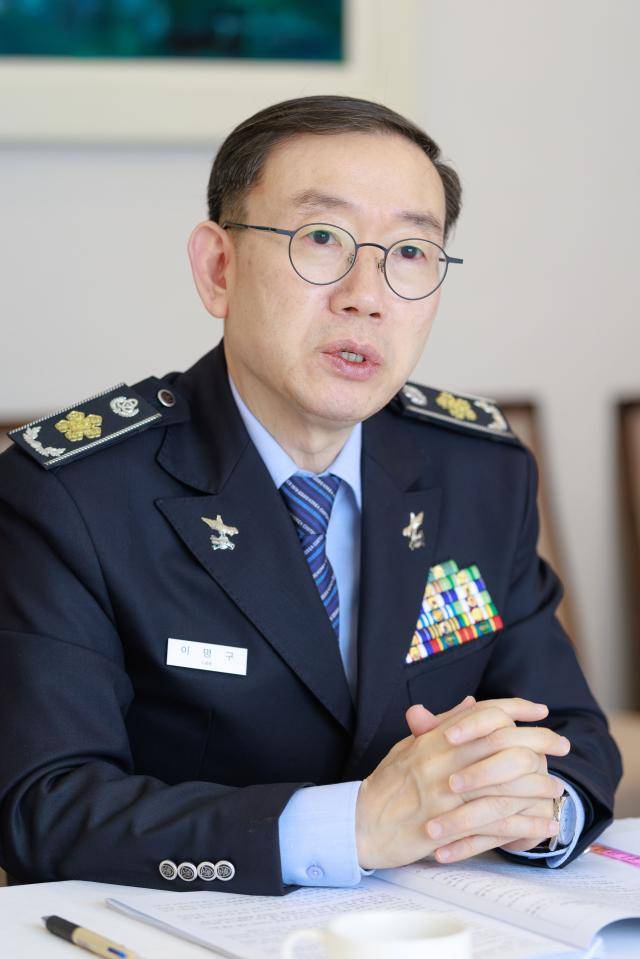 이명구 관세청장이 아주경제신문과 인터뷰하면서 "우리 사회를 굉장히 위협할 수 있는 마약이 펜타닐"이라며 "국내 적발은 아직 많지 않지만 수사관들에게 계속 주시할 것을 강조하고 있다"고 말했다. [사진=유대길 기자 dbeorlf123@ajunews.com]