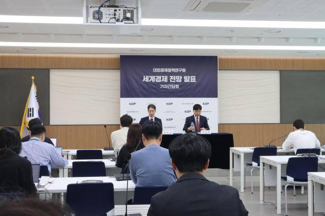 대외경제정책연구원은 12일 정부세종청사 재정경제부 기자실에서 '2026년 세계경제전망'을 발표했다. [사진=대외경제정책연구원]