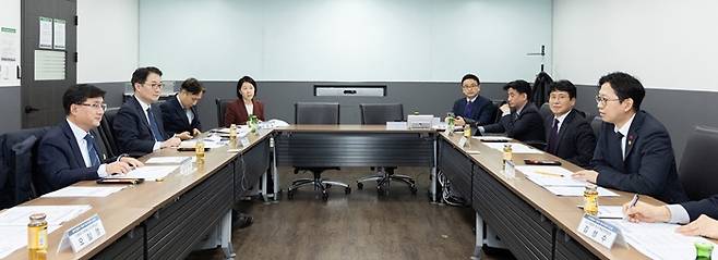 배경훈 부총리 겸 과학기술정보통신부 장관과 김성환 기후에너지환경부 장관이 지난 1월 15일 오후 서울 종로구 정부서울청사에서 열린 '과기정통부-기후부 에너지정책 온담회'에서 AI데이터센터, 소형모듈핵융합로(SMR), 탄소중립 등 협력방안을 논의하고 있다. /제공=과학기술정보통신부
