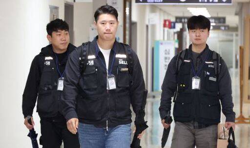 최승호 초기업노조 삼성전자지부 위원장 등 노측 교섭위원들이 12일 세종시 정부세종청사 중앙노동위원회에서 열린 2차 사후조정회의에 참석하고 있다./뉴시스