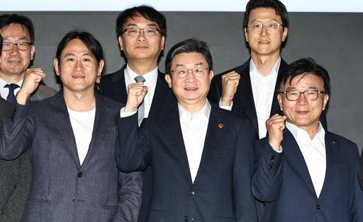 이억원 금융위원장이 12일 서울 강남구 퓨리오사 AI에서 열린 국내대표 AI 반도체(NPU) 기업 현장방문 및 간담회에서 참석자들과 기념촬영을 하고 있다. 앞줄 왼쪽부터 백준호 퓨리오사AI 대표, 이억원 금융위원장, 박상진 산업은행 회장. 연합