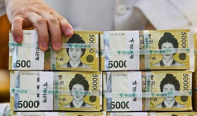 ▲코스피 급등에 증시로 자금이 이동하자 은행권도 고객 이탈을 막기 위해 금리 인상에 나서고 있다.