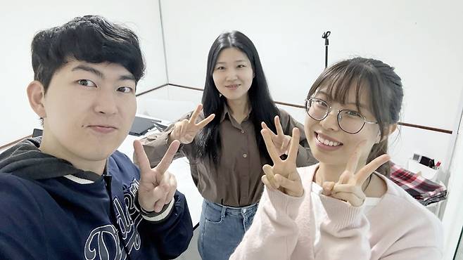 이진수 약사(왼쪽)가 청년기자와 함께 기념촬영을 하고 있다.