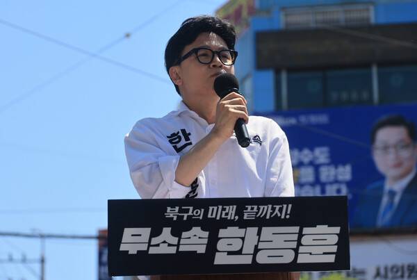 부산 북갑 국회의원 보궐선거에 출마한 무소속 한동훈 후보가 9일 오후 부산 북구 구포시장 인근에서 출마 기자회견을 열고 있다. 2026.5.9. 연합뉴스