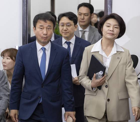 더불어민주당 한병도 원내대표와 한정애 정책위의장이 12일 국회에서 22대 국회 3기 원내지도부 구성 후 처음으로 열린 원내대책회의에 입장하고 있다.