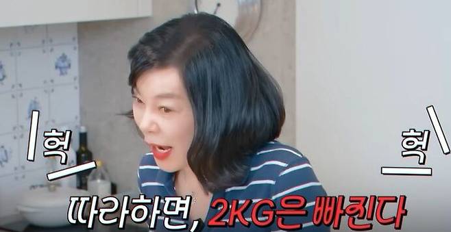 최화정이 살 안 찌는 야식을 추천했다. 최화정은 1996년부터 2024년까지 29년 동안 SBS 파워 FM에서 '최화정의 파워타임' 라디오를 진행한 것으로 유명하다. 사진=유튜브 채널 '안녕하세요 최화정이에요'