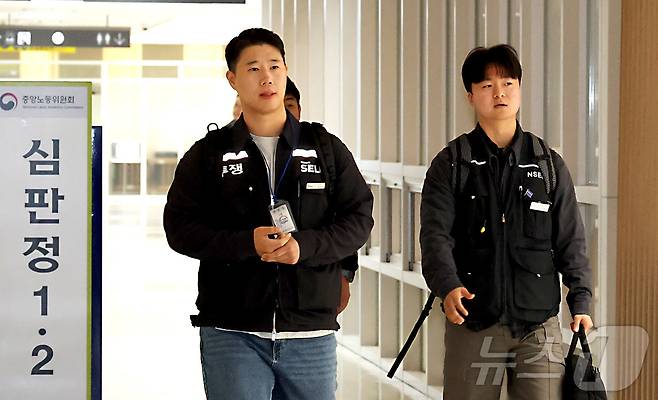 최승호 초기업노동조합 삼성전자지부 위원장이 11일 세종시 중앙노동위원회에서 열린 삼정전자 사후조정 회의를 위해 조정회의실로 입장하고 있다 2026.5.11 ⓒ 뉴스1 김기남 기자